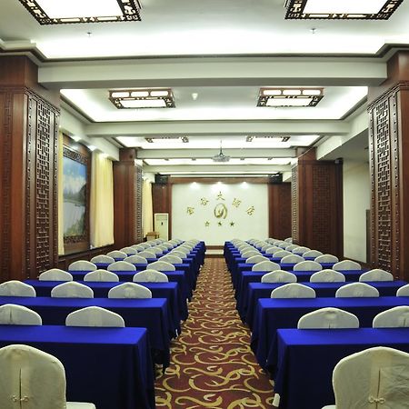 Urumqi Jingu Hotel Экстерьер фото